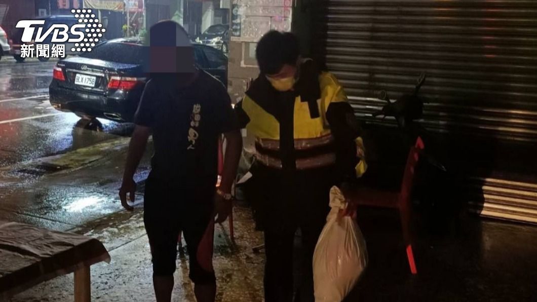 男子買彩券躺地淋雨,希望能「遇水則發」,員警到場關心。(圖/警方提供)
