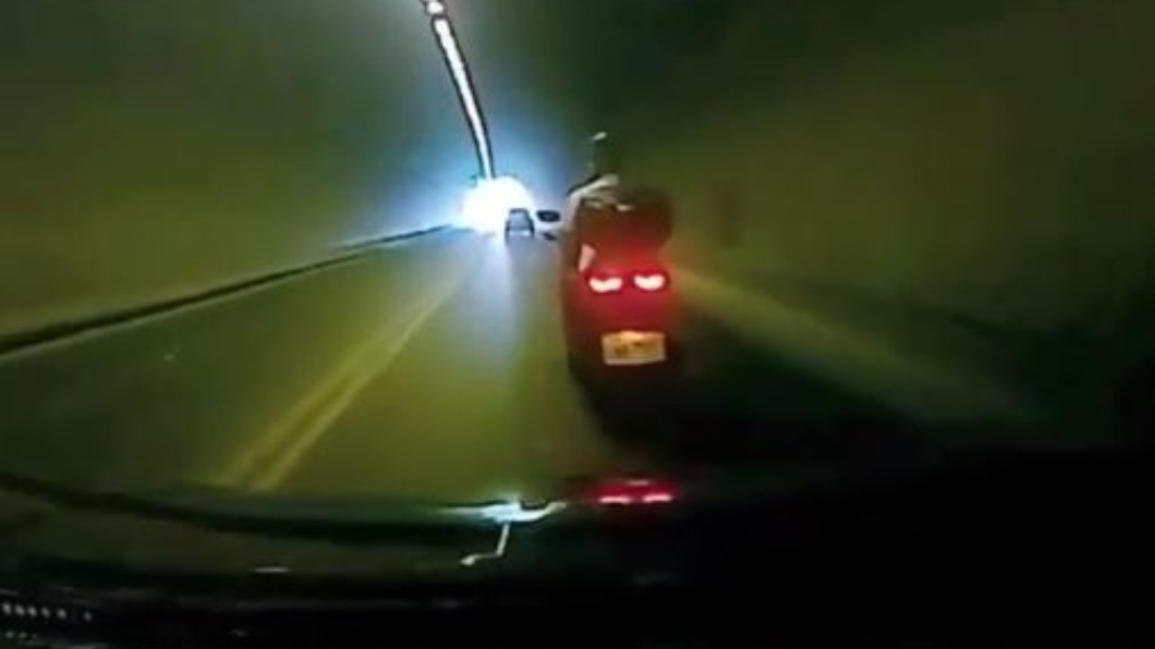 轎車駕駛控前方黃牌重機突然剎車。(圖/翻攝自記者爆料網)