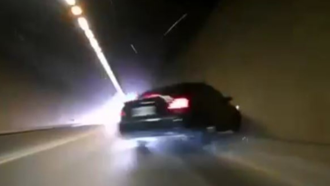 轎車違規跨越雙黃線超車。(圖/翻攝自記者爆料網)