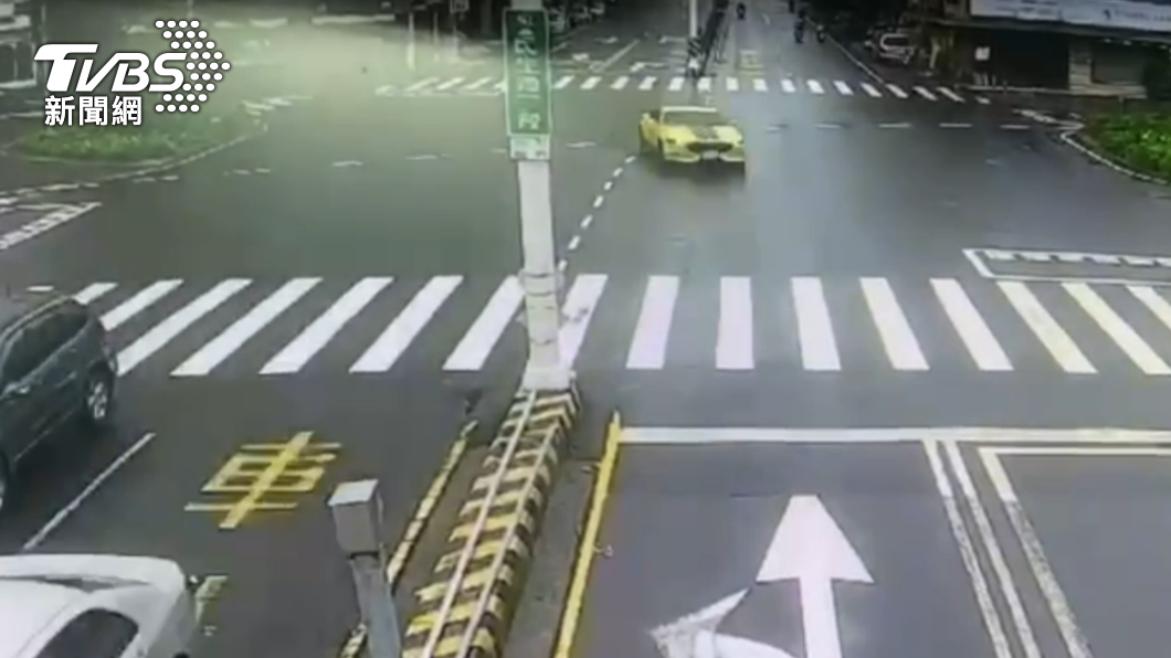 黄色野馬跑車在台南市民生路逆向行駛。(圖/警方提供)