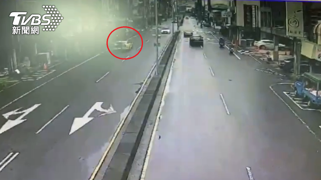 黄色野馬跑車在台南市民生路逆向行駛,險象環生。(圖/警方提供)