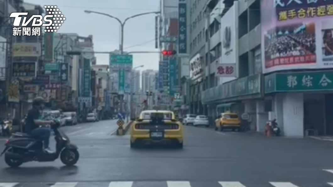 黃色野馬跑車闖紅燈。(圖/民眾提供)