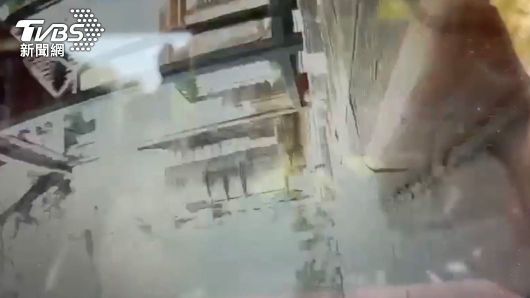 疑騎水溝蓋自摔倒地!騎士頭部猛撞路緣石 重傷送醫不治