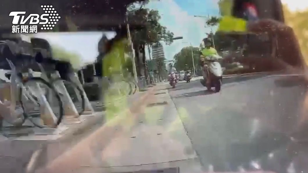 警方透過行車記錄器前後鏡頭確認騎士未與其他車輛發生碰撞。(圖/TVBS)