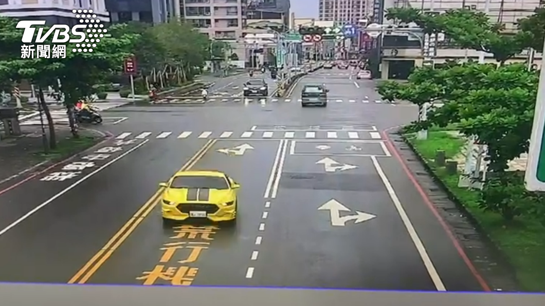 黃色野馬跑車跨越雙黃線超車。(圖/警方提供)