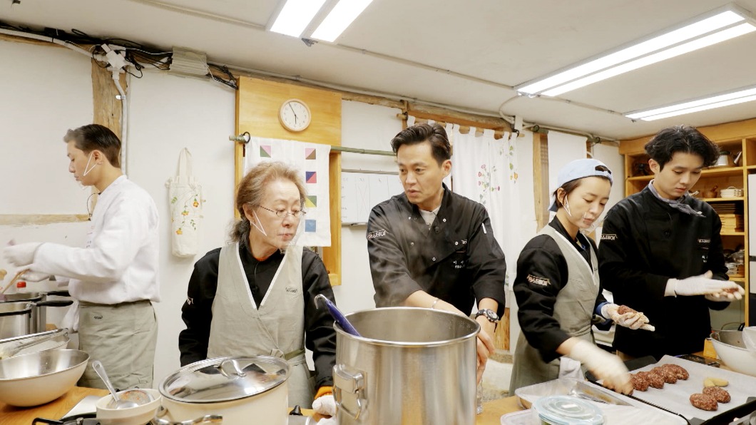 尹汝貞揪老班底開韓屋民宿。（圖／東森提供）