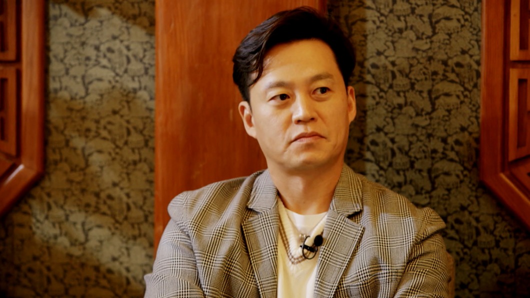 李瑞鎮發揮所學制定經營策略。（圖／東森提供）