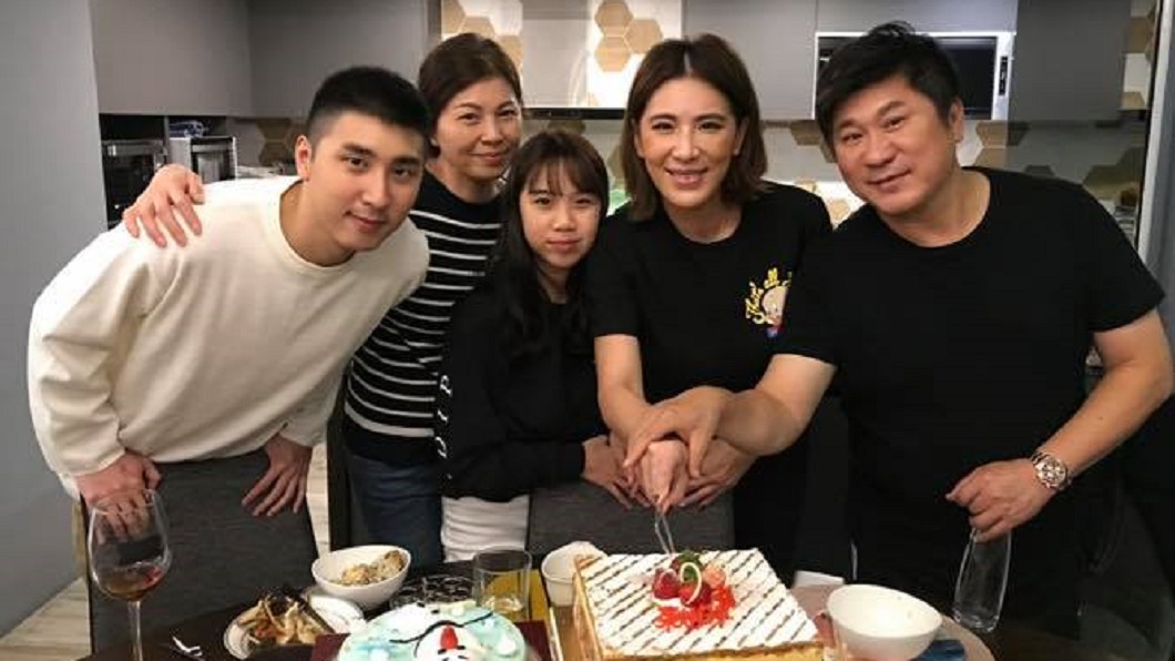 小禎父親節曬全家福照。（圖／翻攝自胡小禎臉書）