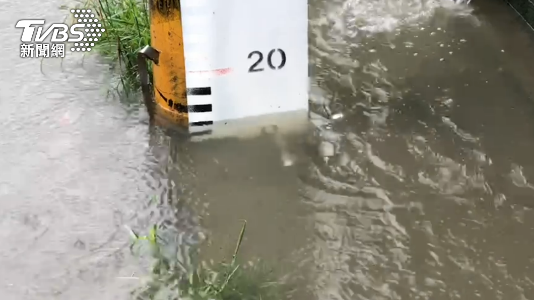 台南市將軍區今（9）晨暴雨肆虐，多處淹水。（圖／TVBS）