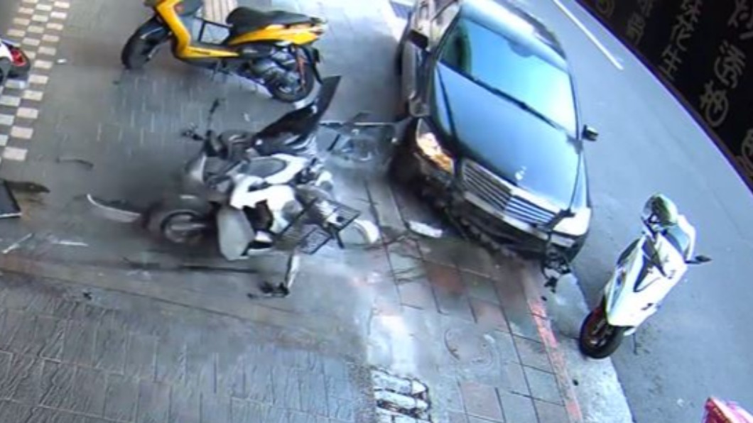 一共波及4輛機車,1輛小貨車。(圖/當事店家提供)