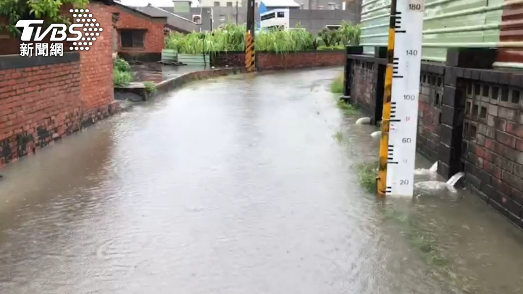 台南市將軍區今（9）晨暴雨肆虐，多處淹水，民宅也遭殃。（圖／TVBS）