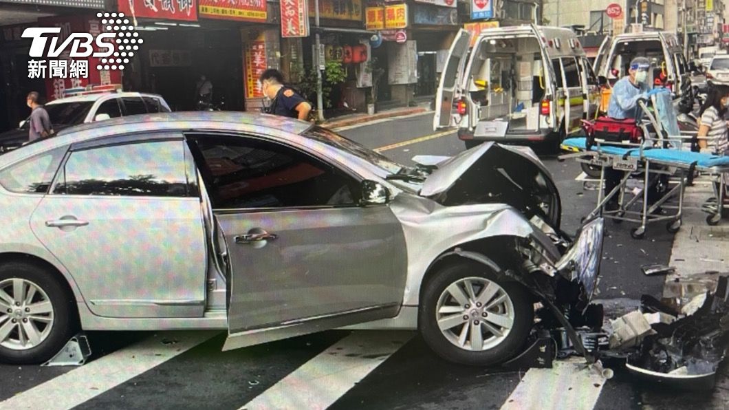 救護車到場緊急將傷者送醫。(圖/TVBS)