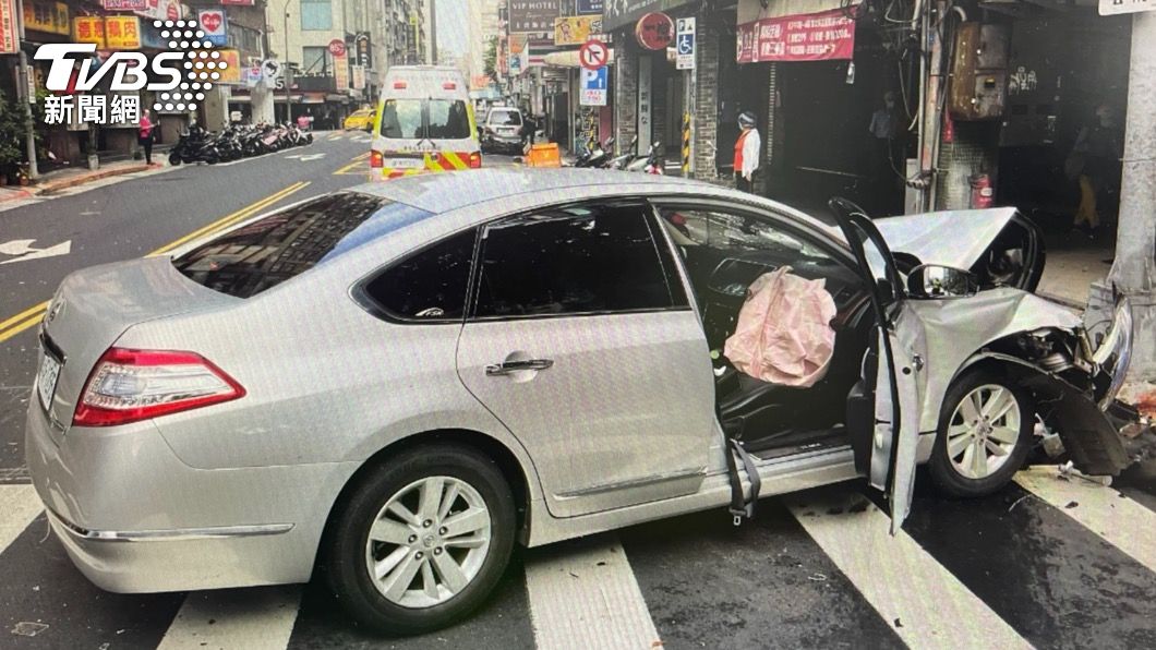 轎車最後撞上電線桿才停下來。(圖/TVBS)
