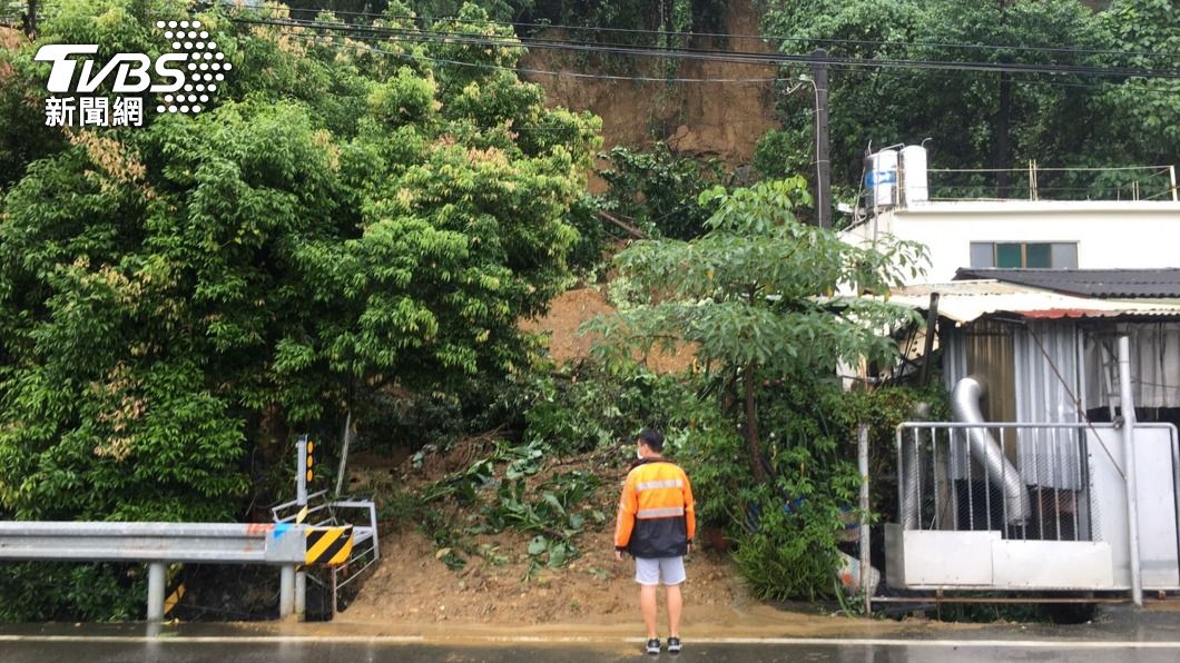 高雄大樹連日豪雨 邊坡土石崩落衝入民宅無人傷亡