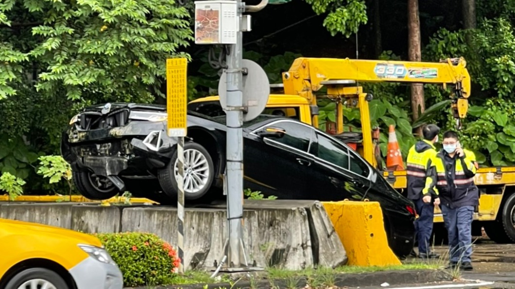 卡住!BMW轎車騎上護欄2輪騰空 六旬駕駛胸痛急送醫
