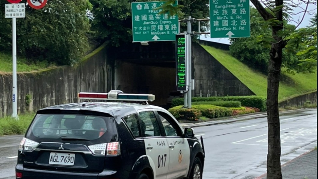 警方到場協助將狀況排除。(圖/翻攝自記者爆料網)