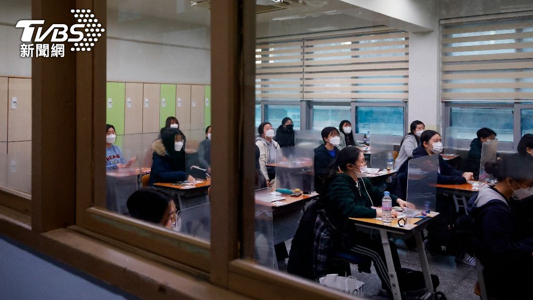 韓國部分學校將開始實施到校上課。(圖/達志影像美聯社)