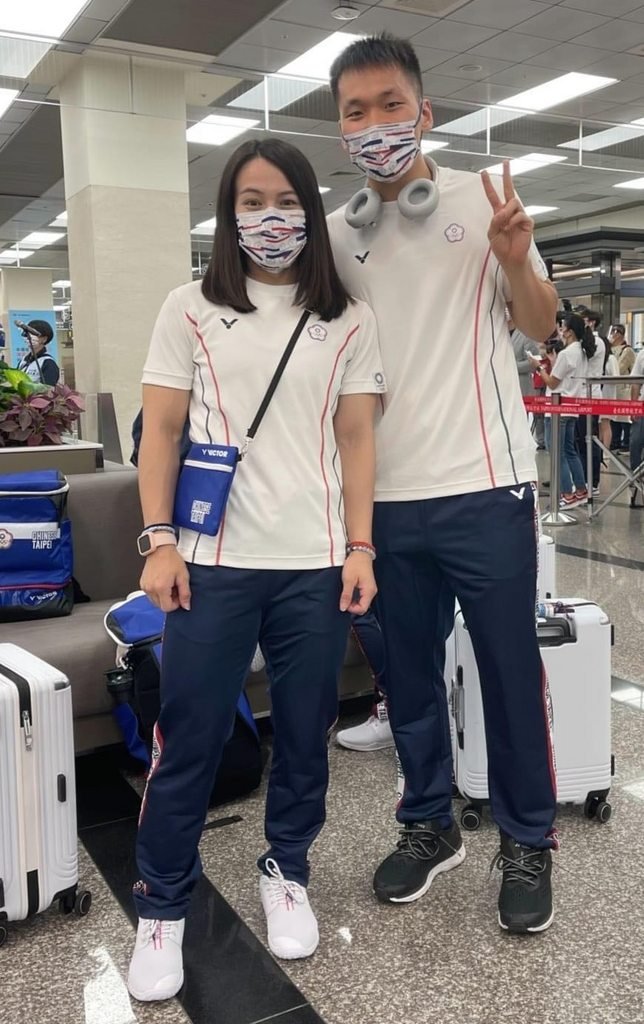 李洋與郭婞淳合照,顯得高大。(圖/翻攝自Dcard)