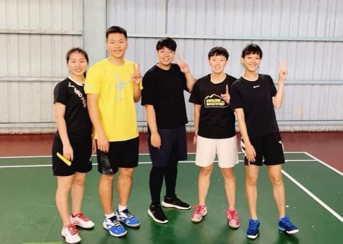 李洋與其他人合影,身高比別人高出不少。(圖/翻攝自Dcard)
