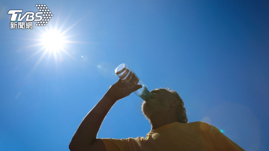 夏天要適時補充水分。(圖/shutterstock達志影像)