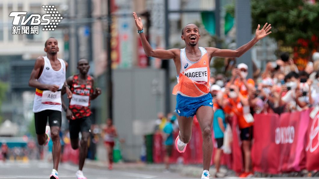 （右）荷蘭選手拿海（Abdi Nageeye）、（左）比利時選手阿布迪（Bashir Abdi）。（圖／達志影像美聯社）