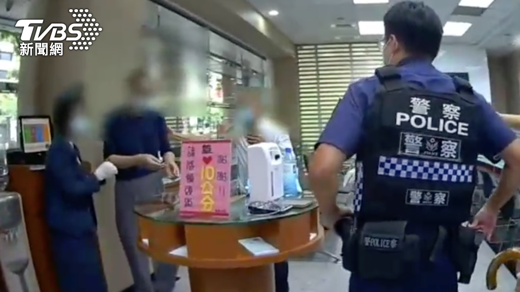 男子放人及美工刀後,員警上前逮補。(圖/TVBS)
