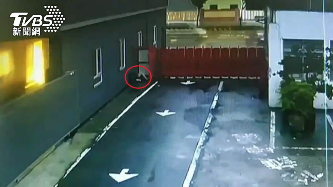 警方透過工廠監視器發現,林男摔落排水溝,曾試圖掙扎脫困。(圖/警方提供)