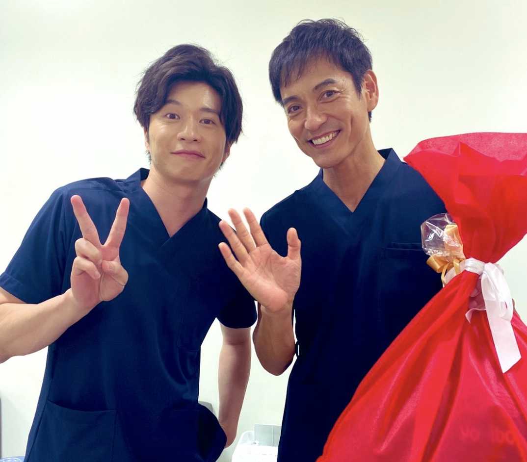 澤村一樹和田中圭為同劇組演員。(圖/翻攝自《夜間醫生》推特)