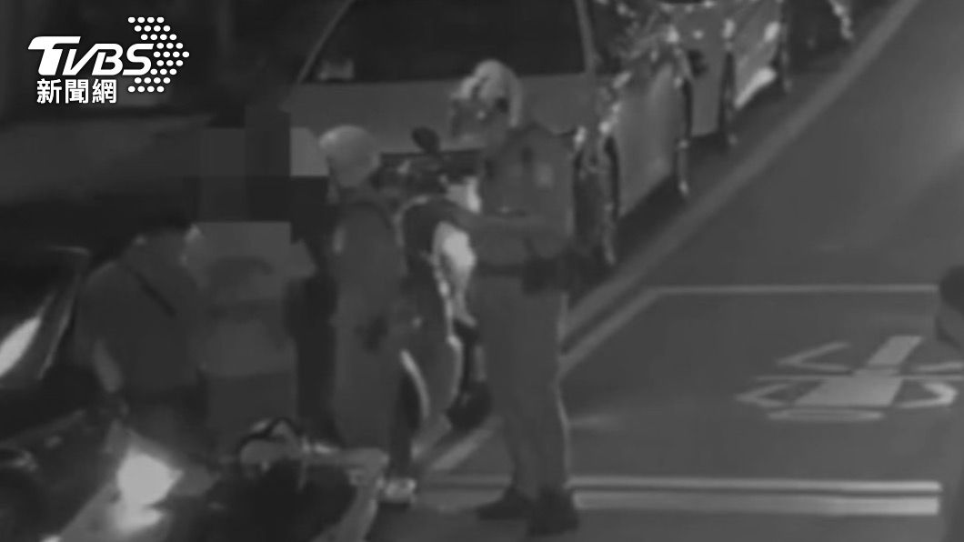 3名員警盤查駕駛。（圖／TVBS）