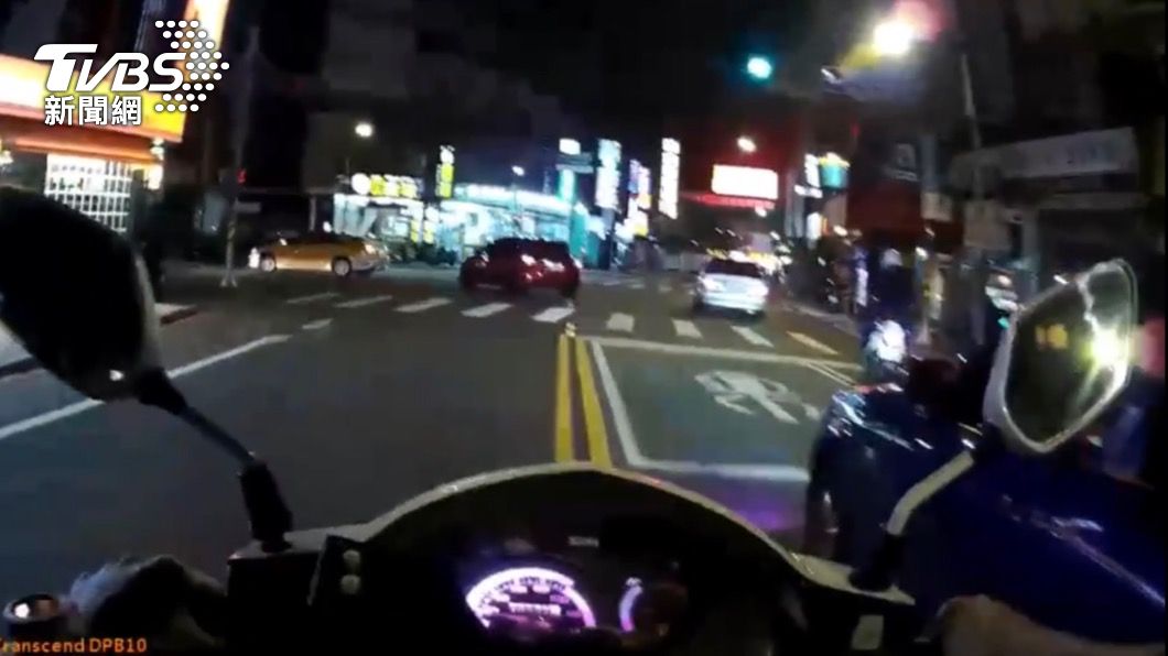 員警發現駕駛沒有繫安全帶攔車。（圖／TVBS）