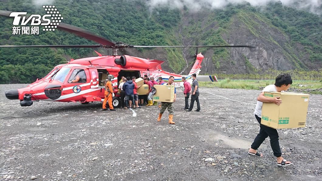 空勤總隊黑鷹直升機載送民生物資及藥品救援。（圖／中央社）