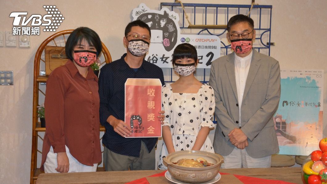 導演陳長綸、嚴藝文和小嘉玲吳以涵出席慶功宴。(圖/華視、CATCHPLAY提供)