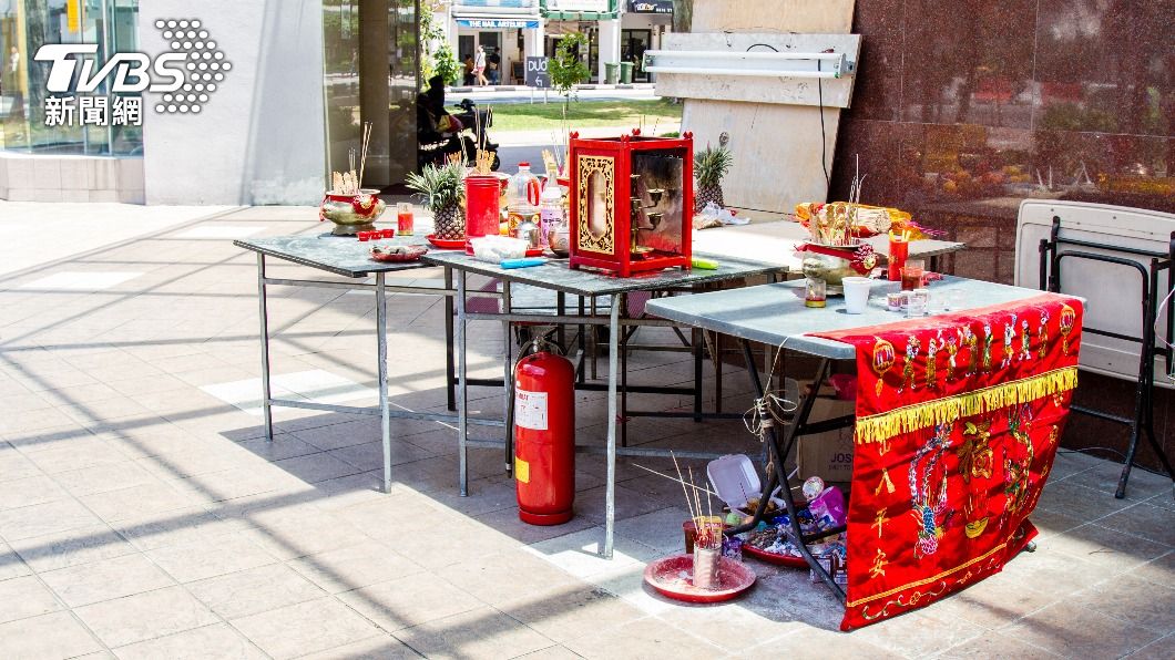 不少人於鬼月時會祭拜好兄弟。(示意圖/shutterstock達志影像)
