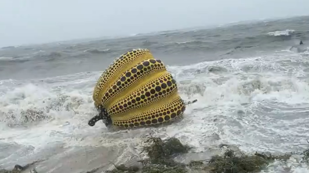 「草間彌生南瓜」遭盧碧強颱吹翻 網驚呼以為是海膽
