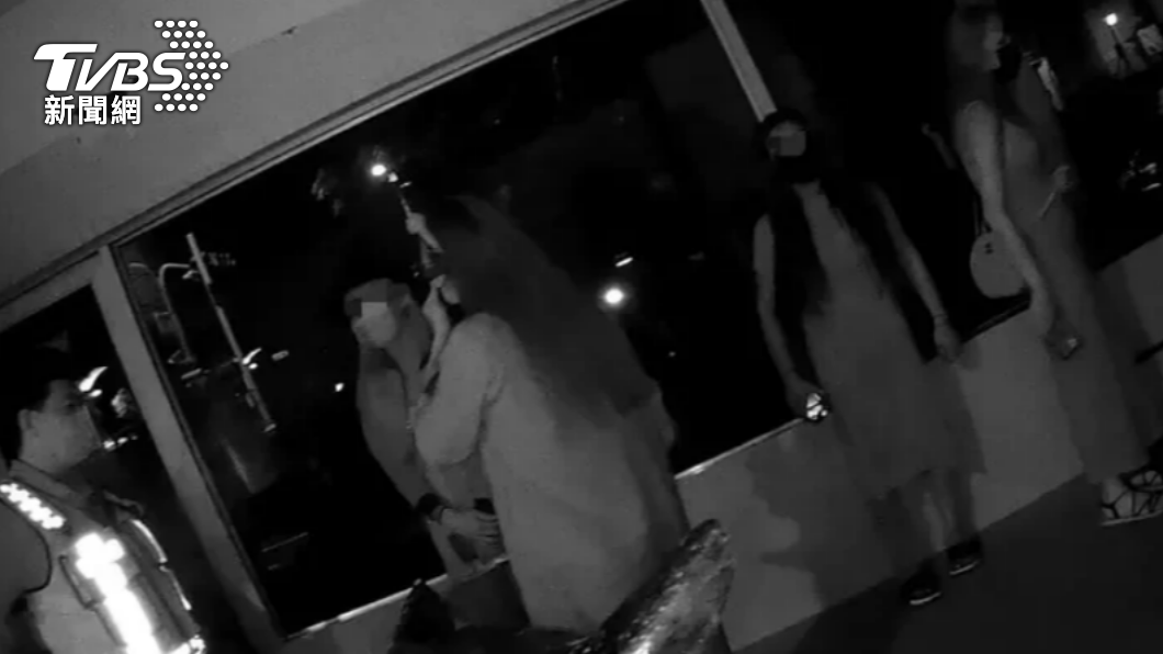 4人群聚高雄牛乳大王嬉鬧，警方上前關心。（圖／警方提供）