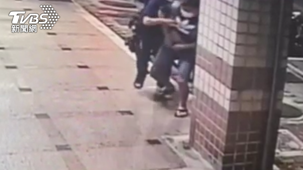 褲頭藏可疑粉末!男子遇盤查竟推倒警狂奔