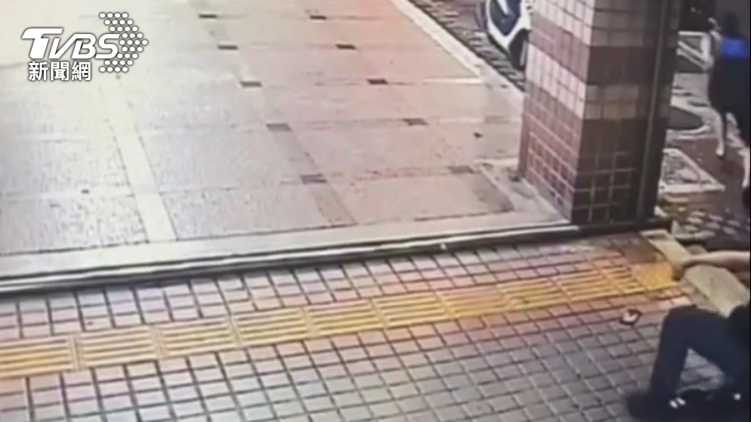 陳男(藍衣)推倒警察後狂奔。(圖/TVBS)