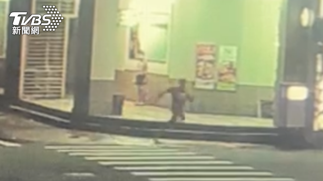 陳男邊跑邊丟違禁品。(圖/TVBS)