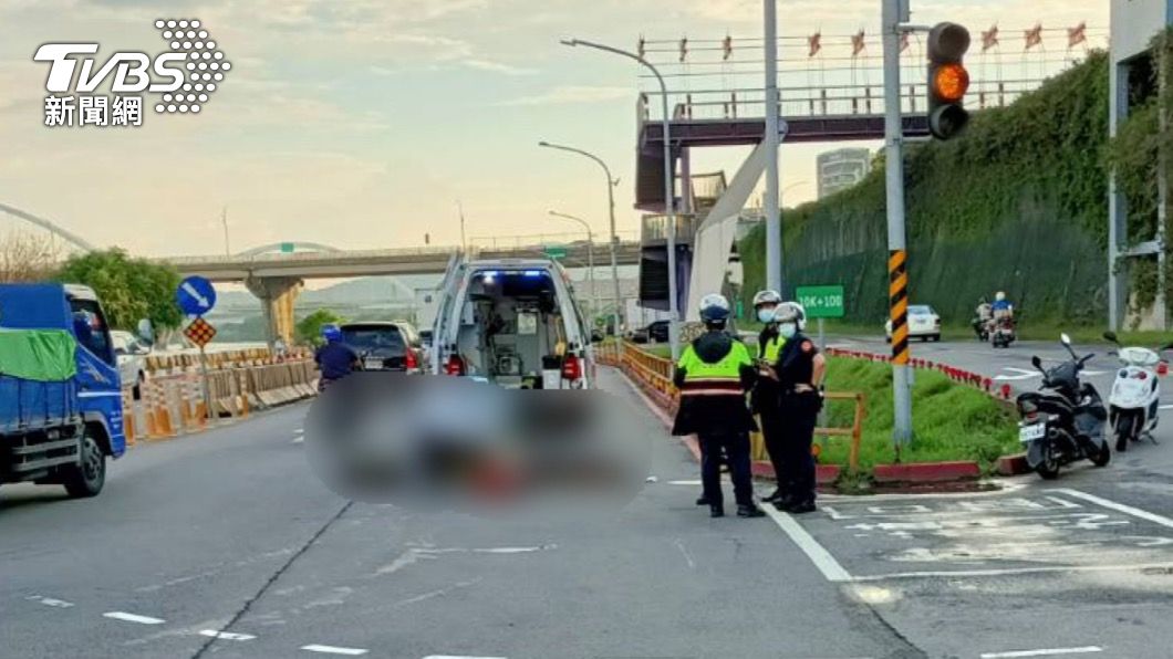 騎士突自摔倒地!後方混凝土車煞車不及 輾壓釀死