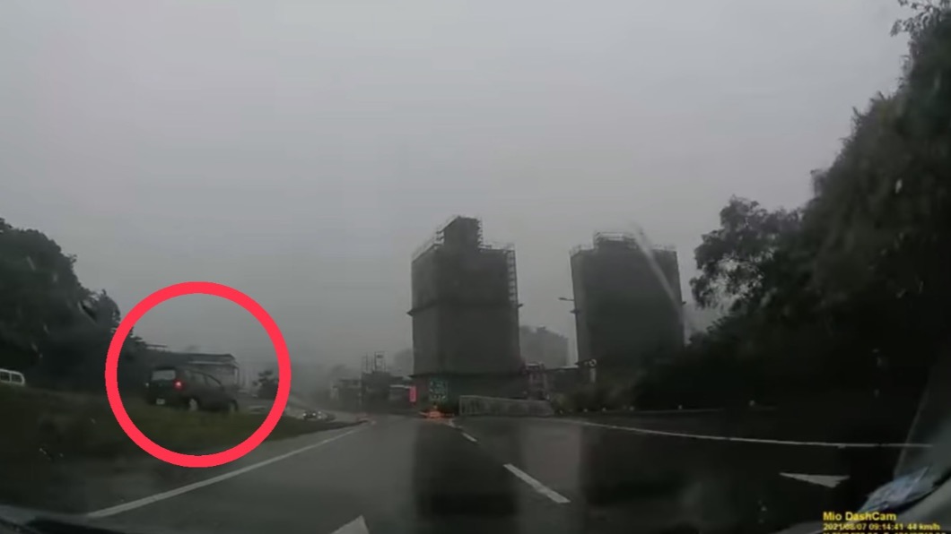休旅車原先是在南向出口匝道。(圖/翻攝自李方培Facebook)
