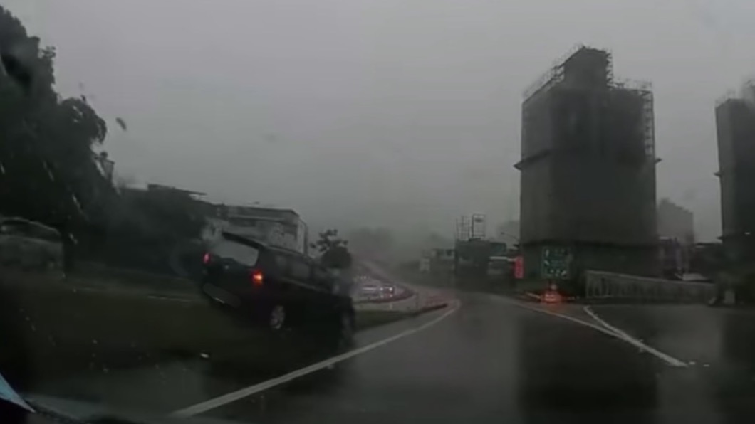 最狂下交流道方式!螃蟹車2.0 輾過分隔島再跨槽化線