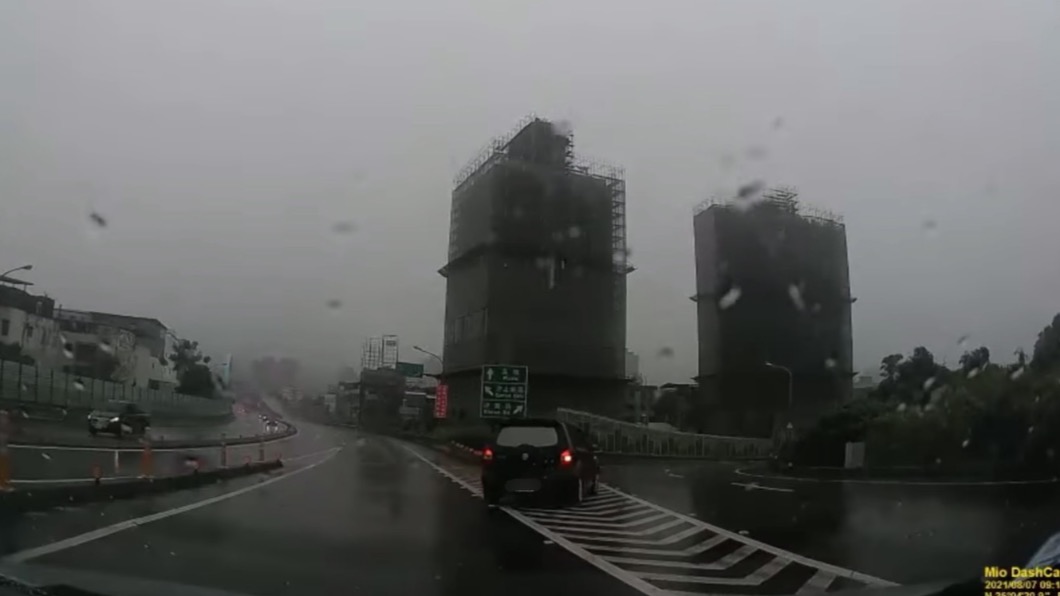 黑色休旅車又跨越槽化線下交流道。(圖/翻攝自李方培Facebook)