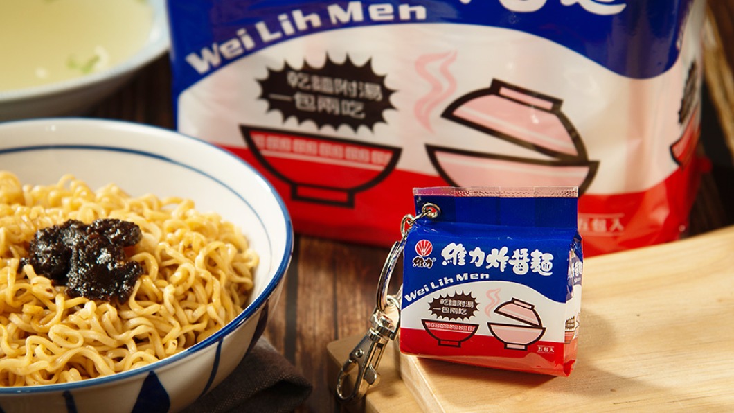 泡麵控看過來！超擬真維力炸醬麵悠遊卡　4大超商今開搶