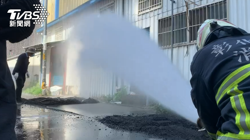 消防灑水稀釋瓦斯濃度。(圖/消防提供)
