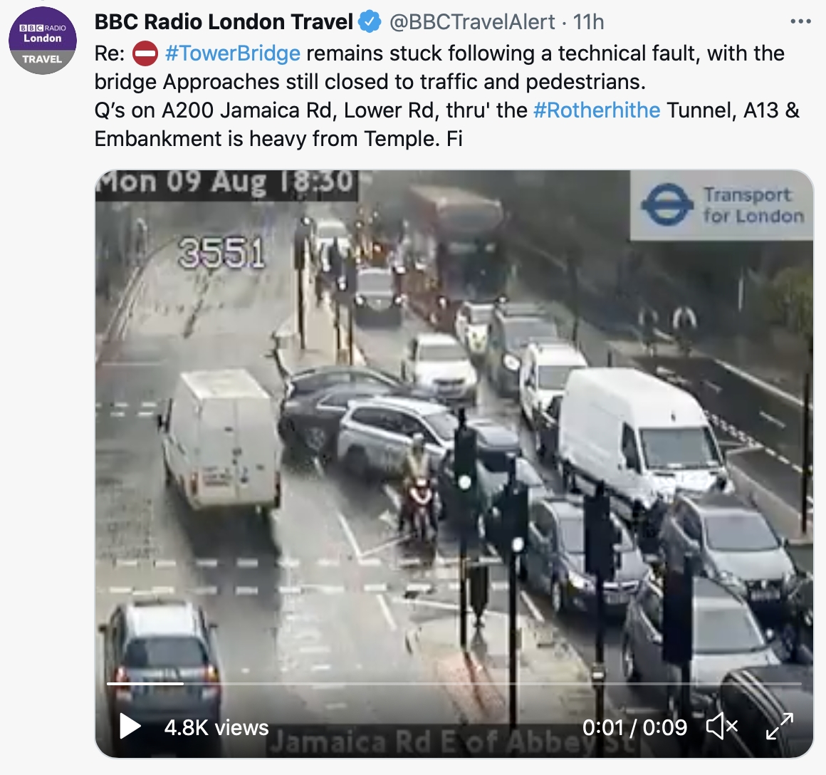 橋樑放不下來造成當地交通大亂。（圖／翻攝自@BBCTravelAlert推特）