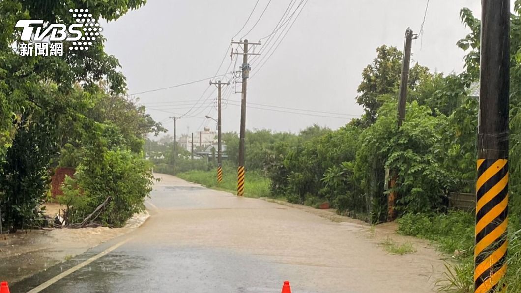 屏東恆春下大雨。（圖／中央社）