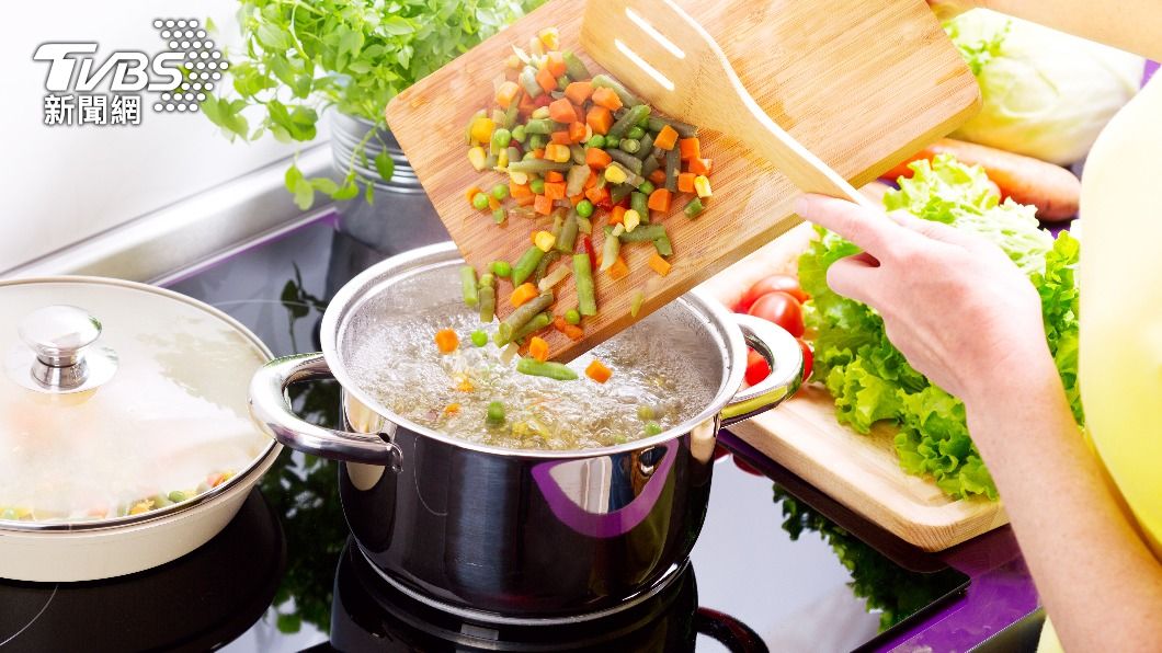 醫師表示食物一定要完全煮熟。(圖/shutterstock達志影像)