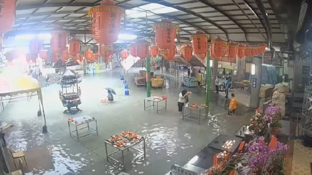 暴雨狂灌!台中松竹寺淹水 信徒拉褲管參拜
