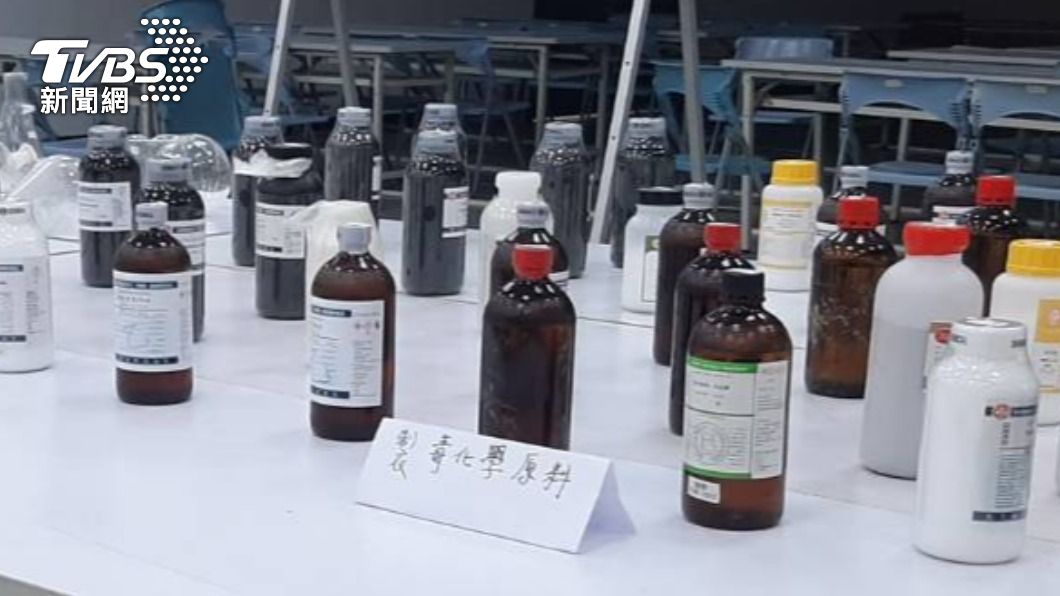 警方查扣製毒原料。(圖/TVBS)