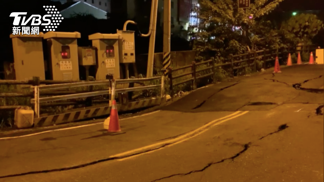 斗六市雲林路二段6巷發生路面坍塌。(圖/TVBS)